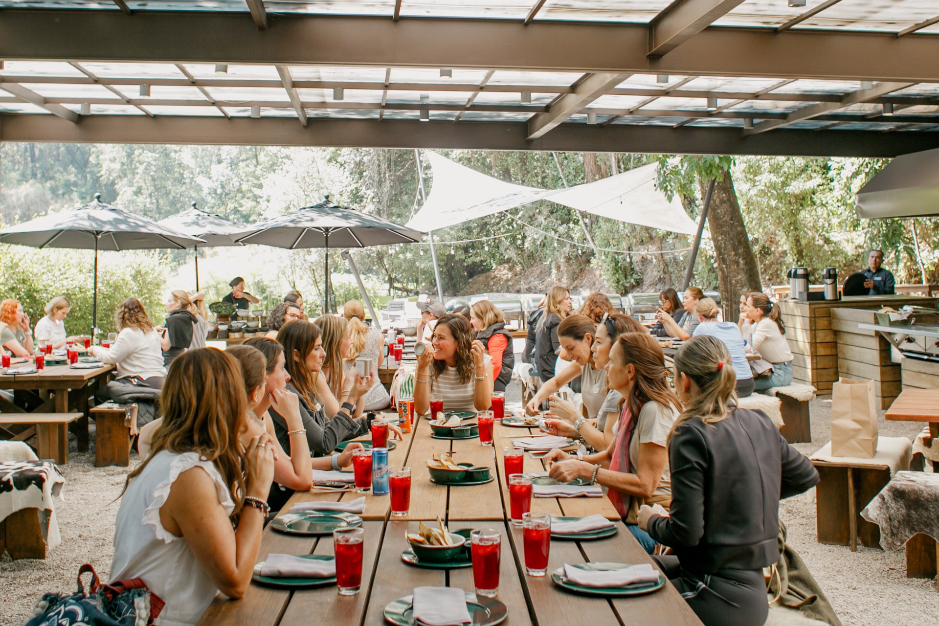 Mujeres compartiendo una comida y conversaciones en Rodavento