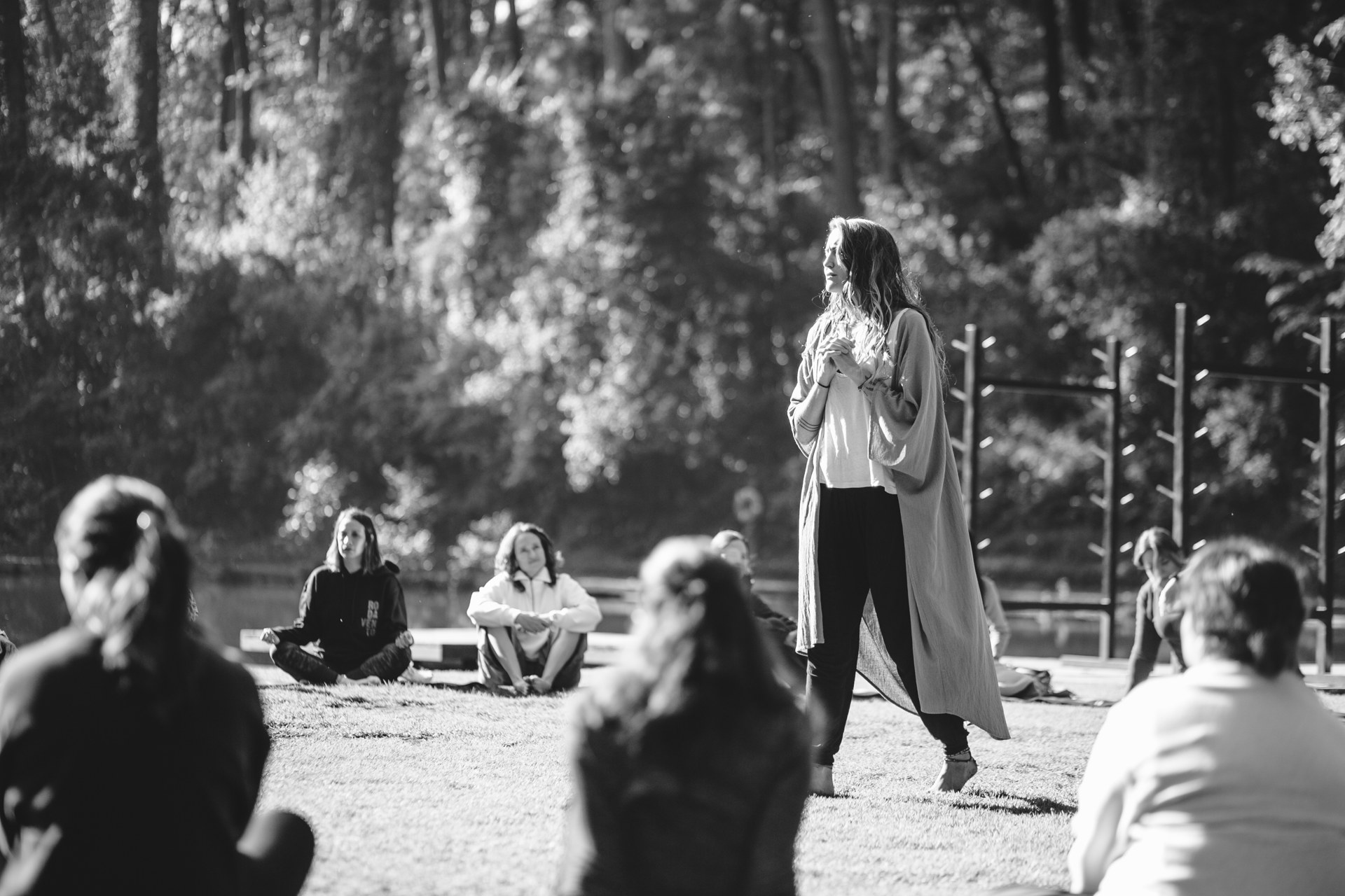 Una sesión del retiro al aire libre entre los árboles