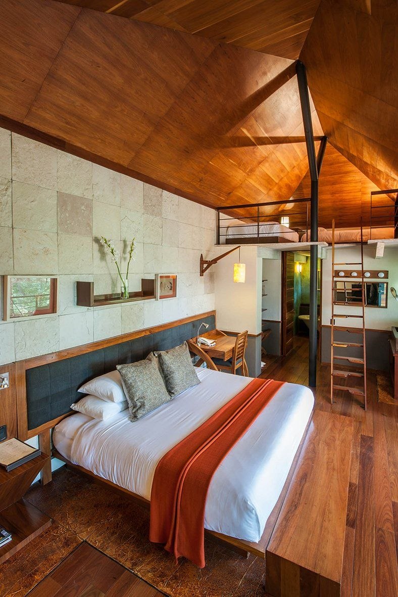 Habitación de Rodavento con una cama king y acabados de madera