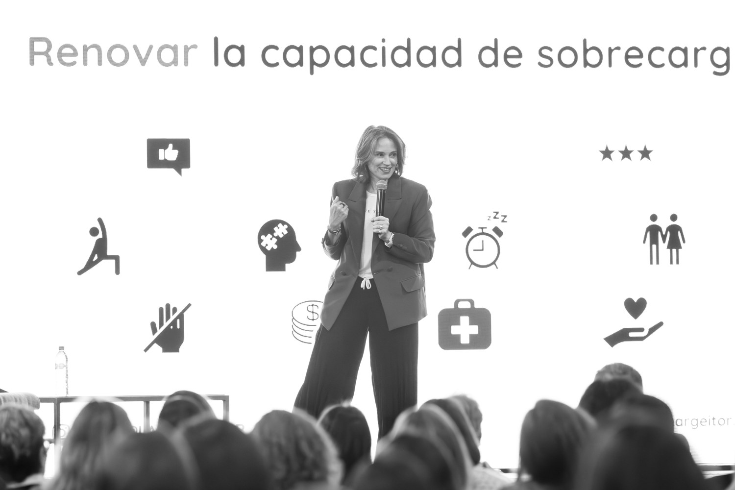 L’Amargeitor dando una conferencia frente al público